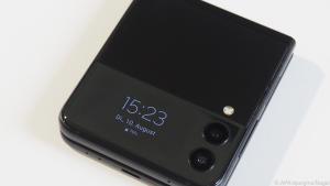 Das Frontdisplay des aufklappbaren Galaxy Z Flip 3 ist nun deutlich größer