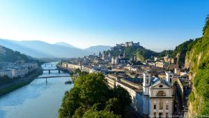Vom Mönchsberg aus kann man gut auf die Salzburger Altstadt blicken