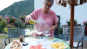 Bio-Schaumwein aus dem eigenen Weingut, serviert von Gastwirtin Santolini