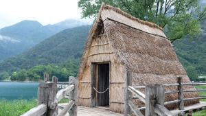 Die sogenannte Schamanenhütte des Pfahlbaumuseums aus den 1970er Jahren