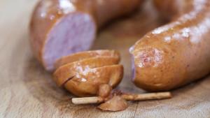 Die Krainer Wurst wird am Ende mit Holzstäbchen fixiert - das muss so sein, sagen Kenner