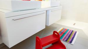 Hocker lassen kleine Menschen an Waschbecken und Spiegel heranreichen