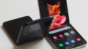 Samsung bietet mit dem Z Flip 3 ein kleineres Klapp-Modell im Look der Flipphones an