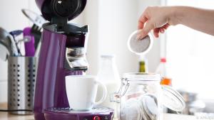 Die Zubereitung mit Kaffeepads ist schnell und unkompliziert