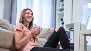 Sie hat gut Lachen, denn wer moderat Kaffee trinkt, lebt länger