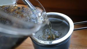 Kräutertee wird am besten mit 90 Grad heißem Wasser übergossen