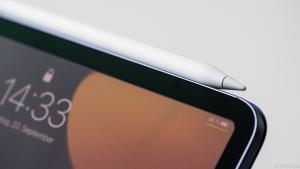 Der Apple Pencil kann magnetisch angedockt werden