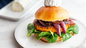 Auch ein Burger-Patty lässt sich mit Kürbis zubereiten