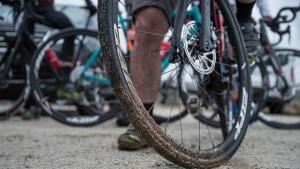 Gravelbikes haben breitere Räder als ein reines Straßenrennrad
