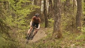 Gravelbikes kann man auch als Mix aus Renn- und Geländefahrrad umschreiben