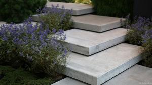 Ein Weg mit Stufen aus Stein verleiht dem Gartenweg eine edle Note