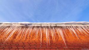 An verstopften Regenrinnen bilden sich oft lange Eiszapfen