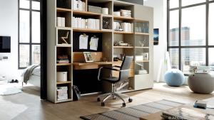 Regale mit integriertem Schreibtisch sind eine platzsparende Home-Office-Lösung