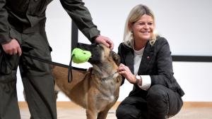 Verteidigungsministerin Tanner freut sich tierisch über den Erfolg