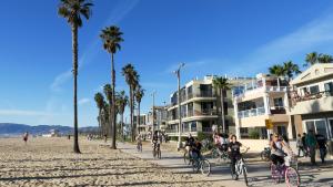 Am Venice Beach können geimpfte Reisende bald wieder die Füße in den Sand stecken