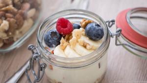 Yoghurt oder Topfen mit Obst und Haferflocken macht satt und gibt Energie