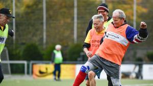 Körperkontakt ja, aber nicht zu heftig: Auch Grätschen ist beim Gehfußball verboten