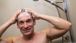 Anti-Grau-Shampoos können laut Friseuren das erste Ergrauen etwas verlangsamen
