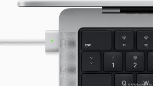Der Magsafe-Stecker hält magnetisch und bietet Schnellladung