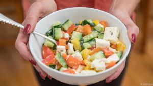 Ein Salat aus Fetakäse, Paprika und Gurke ist ideal
