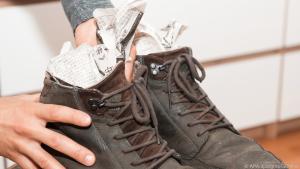 Bei nassen Schuhen hilft zerknülltes und in den Schuh gestopftes Zeitungspapier
