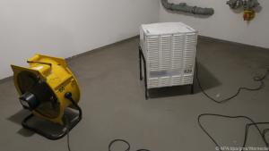 Beim Abtrocknen der betroffenen Räume können Kondensationstrockner helfen