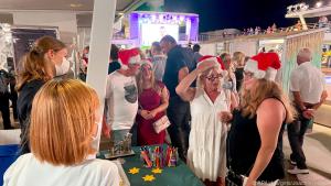 Den Weihnachtsmarkt auf dem Schiff lässt sich kaum ein Passagier entgehen