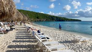 An den Traumstränden der Karibik - hier auf Curaçao - sind viele Liegestühle leer
