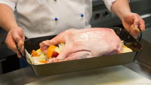 Die klassische Gänsefüllung besteht aus Äpfeln, Zwiebeln und Beifuß