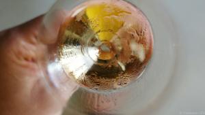 In einem Glas mit 100 Milliliter Champagner stecken rund eine Million Perlen