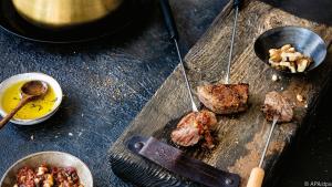 Fleischfondue mit Beef und Tomaten-Nuss-Gremolata