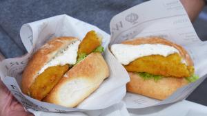 Fischbrötchen sind an Deutschlands Küsten Kult