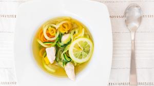 Gemüsestreifen eignen sich gut als Einlage für zitronige Hühnersuppe