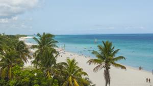 Am Strand von Varadero erleben Reisende Karibik-Feeling