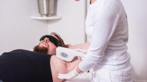 Die lAight-Therapie ist eine Option zur Behandlung von Akne inversa