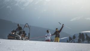 Gäste der Flecknerhütte werden vom Wirt zurück auf die Piste gebracht