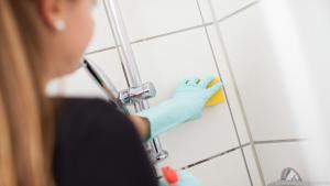 Silikonfugen werden feucht mit Haushaltsreiniger abgewischt