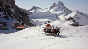 1965 führte der Österreicher Hans Gmoser seine erste Heliski-Gruppe auf den Berg