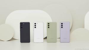 Das Galaxy S21 FE 5G gibt es in vier Farben von Schwarz bis Flieder
