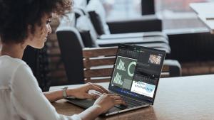 Kleiner Buckel oberhalb des Displays beinhaltet Webcam und Mikrofone