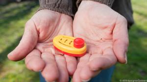 Für das Clickertraining benötigt man neben einem Targetstick einen Knackfrosch.