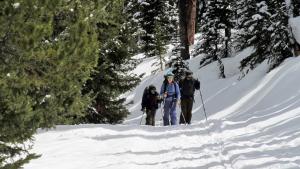 Durch den hohen Schnee zur "Sisters Cabin" geht es nur langsam voran