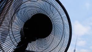 Ein Ventilator kann für Luftzug im heißen Wohnraum sorgen
