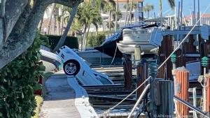 Dieses Auto am noblen Gulf Shore Boulevard von Naples wurde ins Wasser geweht
