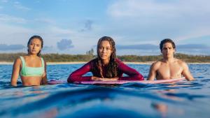 Lilliana Bowrey als Poppy Tetanui, Savannah La Rain als Bodhi Mercer und João Gabriel Marinho als Marlon Sousa in "Surviving Summer"
