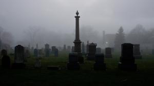 Ein Friedhof liegt im Nebel