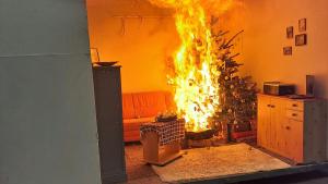 Ein Wohnzimmer mit einem brennenden Christbaum