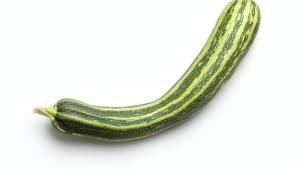 Eine besonders krumme Gurke, die stellvertretend für ein männliches Glied stehen soll.