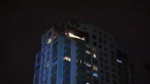 Hochhaus durch Drohnenangriff beschädigt