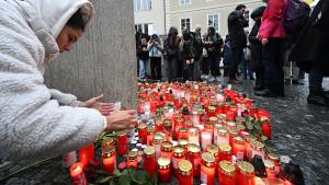 Mit Kerzen gedachten die Menschen der Opfer des Amoklaufs in Prag
